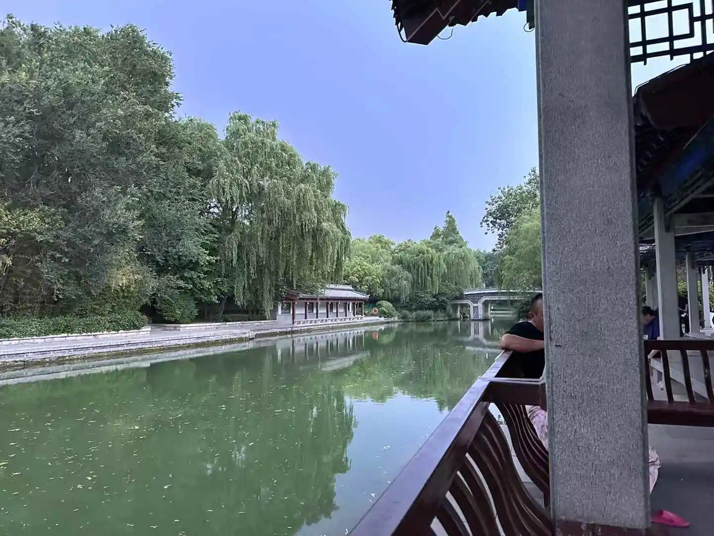 明湖悠然亭扶栏待雨-诗榜