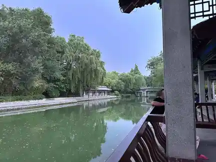 图片[1]-明湖悠然亭扶栏待雨-诗榜