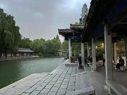图片[3]-明湖悠然亭扶栏待雨-诗榜